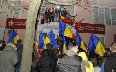 (FOTO) Unioniștii au protestat la sediul PSRM: Cerem întoarcerea milioanelor cheltuite pentru referendum