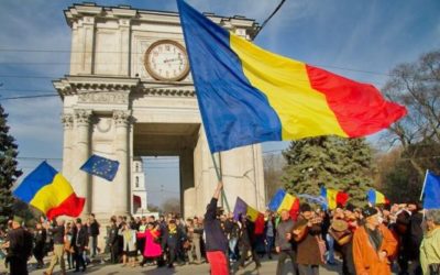 Ziua de 1 decembrie, marcată la Chișinău. Zeci de unioniști au început evenimentul dedicat Centenarului Marii Uniri cu un minut de reculegere la Cimitirul Eroilor Români