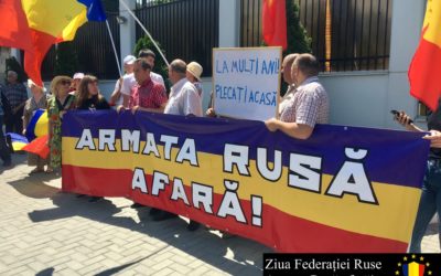 La mulți ani, plecați acasă! Unioniștii au organizat un flashmob în fața Ambasadei Federației Ruse la Chișinău